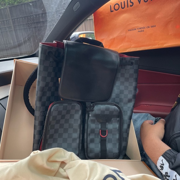 Designer: LOUIS VUITTON
Style: Backpack Bag - Picture 2 of 7